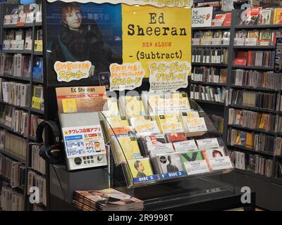 TOKIO, JAPAN - 16. Juni 2023: Ein Listening-Post und eine Ausstellung von Ed Sheeran Alben in der Tower Records Niederlassung in Shibuya. Stockfoto