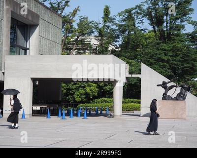 TOKIO, JAPAN - 18. Mai 2023: Plaza vor dem Nationalmuseum für westliche Kunst mit einer Statue. Stockfoto