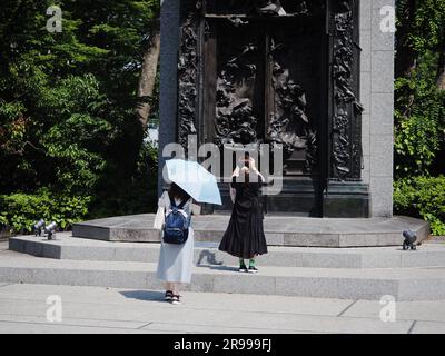 TOKIO, JAPAN - 18. Mai 2023: Plaza vor dem Nationalmuseum für westliche Kunst mit Rodin-Skulptur. Stockfoto