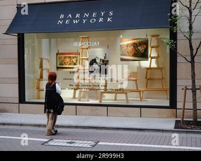 TOKIO, JAPAN - 13. April 2023: Ein Barneys New York Tribut an Ryuichi Sakamoto Schaufensterausstellung in der Filiale von Ginza. Stockfoto