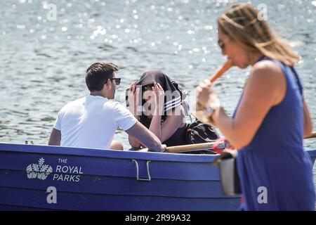 London, Großbritannien. 25. Juni 2023 Wetter in Großbritannien: Die Einheimischen genießen die intensive Nachmittagssonne und die Hitze im Hyde Park. Die Temperaturen in der Stadt werden am Sonntag voraussichtlich über 30C °C erreichen. Kredit: Guy Corbishley/Alamy Live News Stockfoto