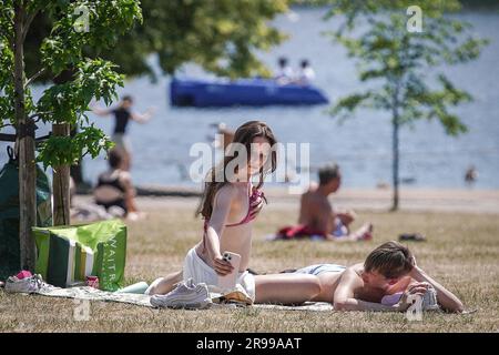 London, Großbritannien. 25. Juni 2023 Wetter in Großbritannien: Die Einheimischen genießen die intensive Nachmittagssonne und die Hitze im Hyde Park. Die Temperaturen in der Stadt werden am Sonntag voraussichtlich über 30C °C erreichen. Kredit: Guy Corbishley/Alamy Live News Stockfoto