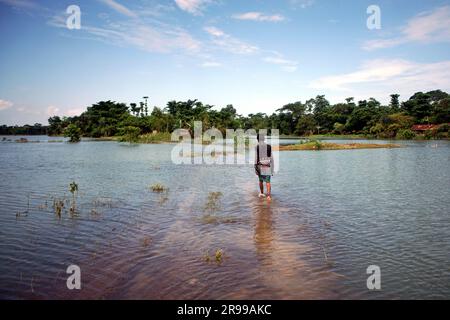 Sylhet, Sylhet, Bangladesch. 25. Juni 2023. Die Straßen in den unteren Gebieten von Sylhet sind infolge von Erdrutschen und starken Regenfällen flussaufwärts unter Wasser geraten. Dieses Foto wurde aus der Gegend von Shalutikor des Companiganj upazila in sylhet aufgenommen. (Kreditbild: © MD Akbar Ali/ZUMA Press Wire) NUR REDAKTIONELLE VERWENDUNG! Nicht für den kommerziellen GEBRAUCH! Kredit: ZUMA Press, Inc./Alamy Live News Stockfoto