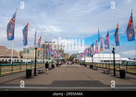 Sydney, Australien, 26. März 2023: Blick auf die Pyrmont Bridge in Darling Harbour, einem Hafen neben dem Stadtzentrum von Sydney, New South Wales. Stockfoto