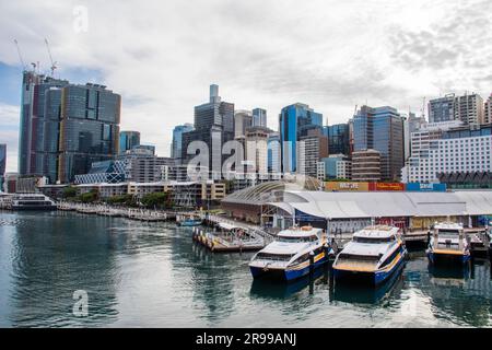 Sydney, Australien, 26. März 2023: Fähre und Darling Harbour, Pier 26 in Darling Harbour, ein Hafen neben dem Stadtzentrum von Sydney, New South Stockfoto