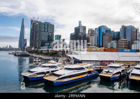 Sydney, Australien, 26. März 2023: Fähre und Darling Harbour, Pier 26 in Darling Harbour, ein Hafen neben dem Stadtzentrum von Sydney, New South Stockfoto