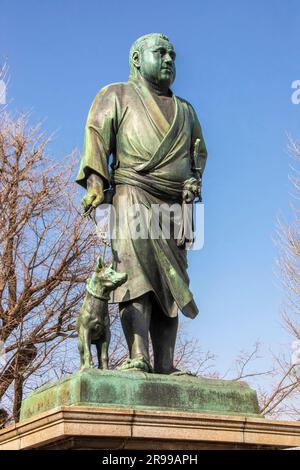 Tokio Japan 11. 2023. März: Die Statue von Saigo Takamori im Ueno-Park. Eine der berühmtesten historischen Persönlichkeiten Japans und sein treuer Hund. Stockfoto