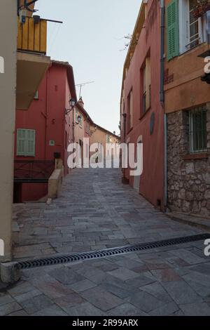 Villefranche-sur-Mer, Frankreich, 6. März 2023: Die Straße Rue Henri Biais von Villefranche-sur-Mer im französischen Departement Alpes-Maritimes, Editorial Stockfoto