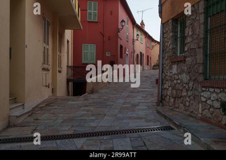 Villefranche-sur-Mer, Frankreich, 6. März 2023: Die Straße Rue Henri Biais von Villefranche-sur-Mer im französischen Departement Alpes-Maritimes, Editorial Stockfoto