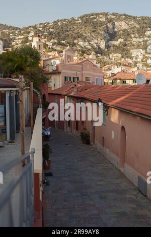 Villefranche-sur-Mer, Frankreich, 6. März 2023: Die Straße Rue Henri Biais von Villefranche-sur-Mer im französischen Departement Alpes-Maritimes, Editorial Stockfoto