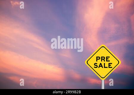 Gelbes Transportschild mit Wort „Pre Sale“ auf violettem Himmelshintergrund Stockfoto