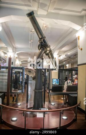 Tokio Japan März 11. 2023: Das astronomische teleskop troughton im Naturmuseum in der Galerie Japan National Museum of Nature and Science. Stockfoto