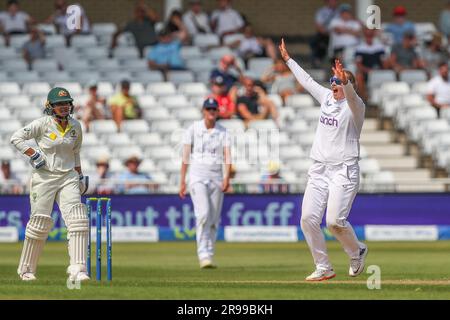 Sophie Ecclestone of England spricht während des 2023-Spiels der Metro Bank Women's Ashes an Tag 4 England vs Australia auf der Trent Bridge, Nottingham, Großbritannien, 25. Juni 2023 an (Foto: Gareth Evans/News Images) Stockfoto