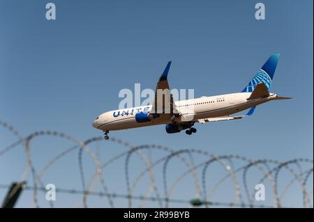 18.06.2022, Berlin, Deutschland, Europa - Eine Boeing 767-300ER von United Airlines nähert sich zur Landung dem Flughafen Berlin Brandenburg BER. Stockfoto