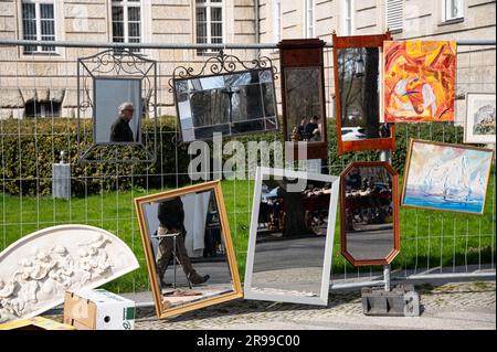 10.04.2023, Berlin, Deutschland, Europa - Menschen spiegeln sich in Spiegeln auf einem Flohmarkt entlang der Junistraße 17 zwischen Tiergarten und Charlottenburg wider. Stockfoto