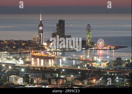 Batumi, Georgia. 24. Juni 2023. Hell erleuchtet ist die Kulisse der Hafenstadt am Schwarzen Meer. Kredit: Sebastian Kahnert/dpa/Alamy Live News Stockfoto