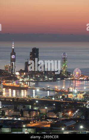 Batumi, Georgia. 24. Juni 2023. Hell erleuchtet ist die Kulisse der Hafenstadt am Schwarzen Meer. Kredit: Sebastian Kahnert/dpa/Alamy Live News Stockfoto