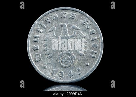 Deutsche 1942 eine Recihpfennig-Münze mit einem Adler- und Nazi-Swastika Stockfoto