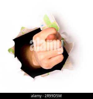 Die Hand des Mannes macht ein Schild durch ein Loch in einem Papier, isoliert auf weißem Hintergrund Stockfoto