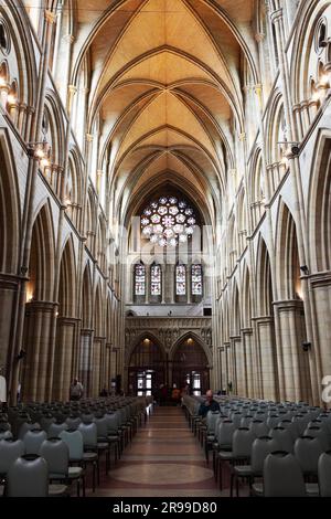 Das Rosenfenster befindet sich über den Westtüren der Truro Kathedrale in Cornwall. Stockfoto