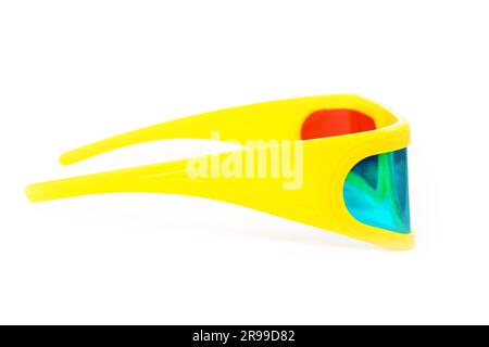 Gelbe 3D-Kunststoffbrille mit farbiger, auf Weiß isolierter Brille Stockfoto