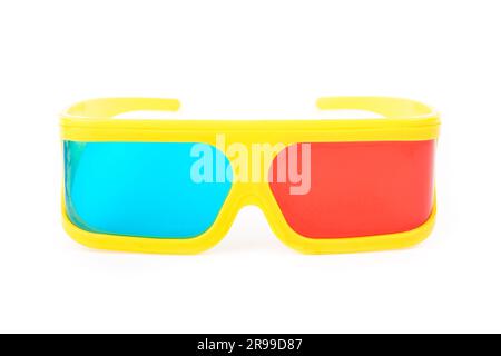 Gelbe 3D-Kunststoffbrille mit farbiger, auf Weiß isolierter Brille Stockfoto
