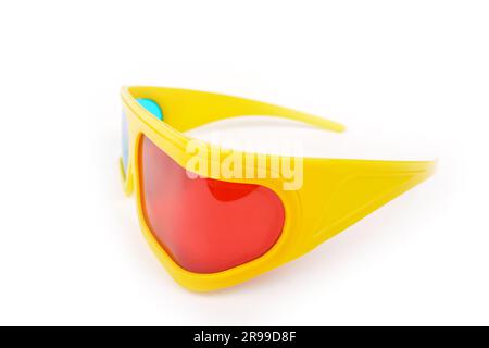 Gelbe 3D-Kunststoffbrille mit farbiger, auf Weiß isolierter Brille Stockfoto