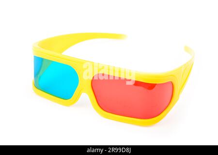 Gelbe 3D-Kunststoffbrille mit farbiger, auf Weiß isolierter Brille Stockfoto
