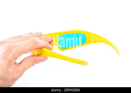 Gelbe 3D-Stereobrille auf weißem Hintergrund Stockfoto