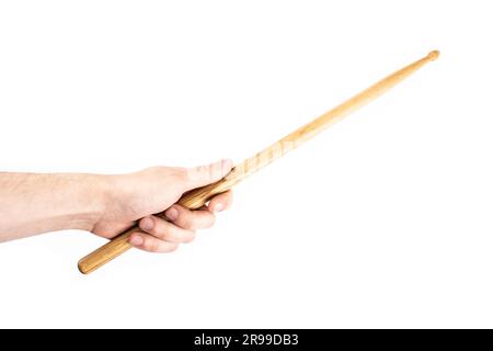 Männliche Hand mit Holzschlagstange isoliert auf weiß mit Clipping-Pfad Stockfoto