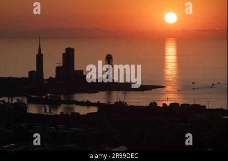 Batumi, Georgia. 24. Juni 2023. Die Kulisse der Hafenstadt bei Sonnenuntergang am Schwarzen Meer. Kredit: Sebastian Kahnert/dpa/Alamy Live News Stockfoto