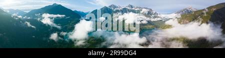 Die raue Landschaft im North Cascades National Park zieht Wolken nach sich. Diese Bergregion im Norden Washingtons ist einfach wunderschön. Stockfoto