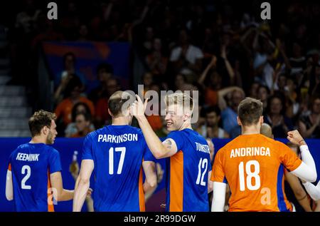 ROTTERDAM - Wessel Keemink (Niederlande), Michael Parkinson (Niederlande), Bennie Junior Tuinstra (Niederlande) und Robbert Andringa (Niederlande) feiern den Sieg beim Volleyballspiel der Nationalen Liga zwischen den Niederlanden und Serbien. ANP SEM VAN DER WAL Credit: ANP/Alamy Live News Stockfoto