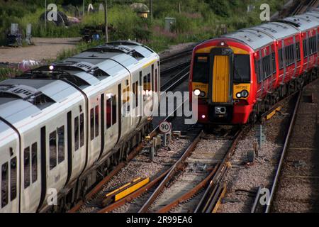 Ein Thameslink-Zug in der Nähe des Gatwick Airport Railway Station Stockfoto