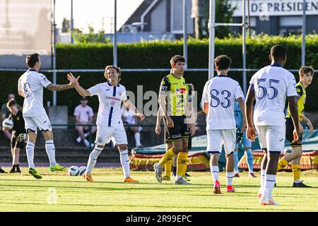 Luca Monticelli (68) von RSC Anderlecht erzielt 0-3 und Anderlecht kann während der Vorbereitungen für die Saison 2023-2024 bei einem freundlichen Fußballspiel zwischen KSV Oudenaarde und RSC Anderlecht am Samstag, den 24. Juni 2023 in Oudenaarde , Belgien , feiern . PHOTO STIJN AUDOOREN | SPORTPIX Stockfoto