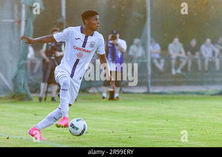 Oudenaarde, Belgien. 24. Juni 2023. Nilson Angulo (32) von RSC Anderlecht bei einem Freundschaftsspiel zwischen KSV Oudenaarde und RSC Anderlecht während der Vorbereitungen für die Saison 2023-2024 am Samstag, den 24. Juni 2023 in Oudenaarde, Belgien. PHOTO STIJN AUDOOREN | Kredit: Sportpix/Alamy Live News Stockfoto