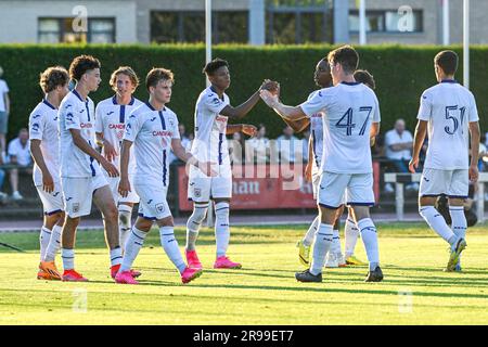 Oudenaarde, Belgien. 24. Juni 2023. Nilson Angulo (32) von RSC Anderlecht erzielt 0-5 Punkte und Anderlecht kann während der Vorbereitungen für die Saison 2023-2024 am Samstag, den 24. Juni 2023 in Oudenaarde, Belgien, bei einem freundlichen Fußballspiel zwischen KSV Oudenaarde und RSC Anderlecht feiern. PHOTO STIJN AUDOOREN | Kredit: Sportpix/Alamy Live News Stockfoto