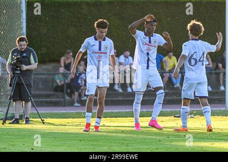 Oudenaarde, Belgien. 24. Juni 2023. Nilson Angulo (32) von RSC Anderlecht erzielt 0-5 Punkte und Anderlecht kann während der Vorbereitungen für die Saison 2023-2024 am Samstag, den 24. Juni 2023 in Oudenaarde, Belgien, bei einem freundlichen Fußballspiel zwischen KSV Oudenaarde und RSC Anderlecht feiern. PHOTO STIJN AUDOOREN | Kredit: Sportpix/Alamy Live News Stockfoto