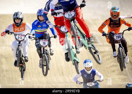 ARNHEM – Niek Kimmann (l) und Jaymio Brink (r) in der vierten Runde der BMX-Weltmeisterschaft. ANP ROBIN VAN LONKHUIJSEN Kredit: ANP/Alamy Live News Stockfoto