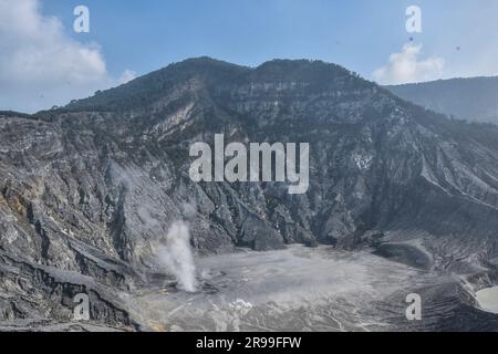 Bandung, Indonesien. 25. Juni 2023. Blick auf den Tangkuban Parahu Vulkan, in Bandung Regency, West Java, Indonesien am 25. Juni 2023. Der Berg Tangkuban Perahu, einer der Vulkane in West-Java, zieht während der Wochenendferien das Interesse einheimischer und ausländischer Touristen an. (Foto: Dimas Rachmatsyah/INA Photo Agency/Sipa USA) Guthaben: SIPA USA/Alamy Live News Stockfoto