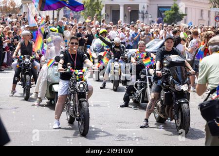 München - 24. Juni 2023: Motorradfahrer bei der Parade am Christopher Street Day CSD in München. Stockfoto