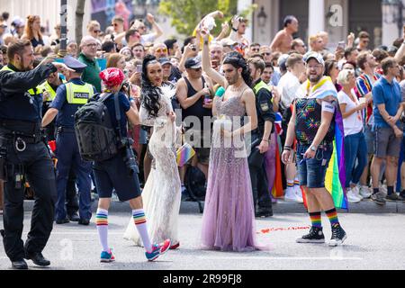 München - 24. Juni 2023: Bewohner der Parade am Christopher Street Day CSD in München. Zwei Drag-Queens. Stockfoto