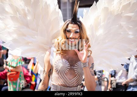 München - 24. Juni 2023: Bewohner der Parade am Christopher Street Day CSD in München. Drag Queen mit Flügeln. Stockfoto