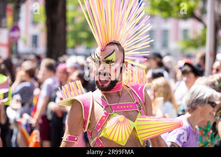 München - 24. Juni 2023: Bewohner der Parade am Christopher Street Day CSD in München. Drag Queen mit Mohawk-Haarschnitt Stockfoto