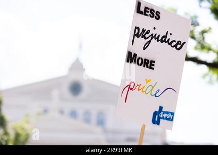 München, DEUTSCHLAND - 24. Juni 2023: Poster "weniger Vorurteile mehr Stolz - Vielfalt" auf der Parade am Christopher Street Day CSD in München. Stockfoto