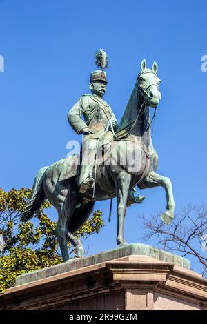 Tokio Japan 11. März 2023: Bronzestatue des kaiserlichen Prinzen Komatsunomiya Akihito im Ueno-Park. Er ist japanischer Karriereoffizier. Stockfoto