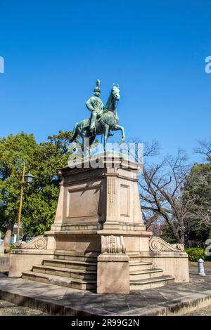 Tokio Japan 11. März 2023: Bronzestatue des kaiserlichen Prinzen Komatsunomiya Akihito im Ueno-Park. Er ist japanischer Karriereoffizier. Stockfoto