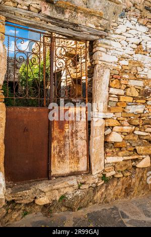 Eingangstür eines verlassenen traditionellen Dorfhauses in Sagori, einem kleinen Bauerndorf auf Naxos, Griechenland. Neuansiedlung, Arbeitslosigkeit, EU, junge Menschen. Stockfoto