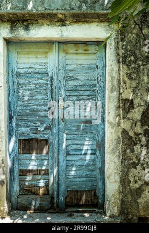 Eingangstür eines verlassenen traditionellen Dorfhauses in Sagori, einem kleinen Bauerndorf auf Naxos, Griechenland. Neuansiedlung, Arbeitslosigkeit, EU, junge Menschen. Stockfoto