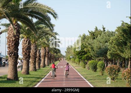 Batumi, Georgia. 24. Juni 2023. Radfahrer auf der Promenade am Schwarzen Meer. Kredit: Sebastian Kahnert/dpa/Alamy Live News Stockfoto